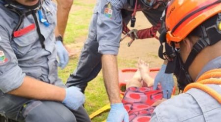 Idosa é resgatada após queda em Ilhabela