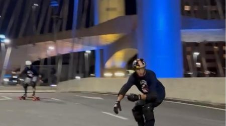 Skatistas utilizam ponte estaiada interditada como pista