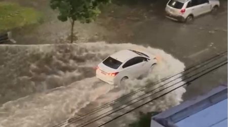 Avenida José Longo ficou alagada após forte chuva