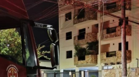 Área foi isolada após rompimento de fio energizado no centro de Ubatuba