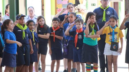 "Exposição Aventura" Escoteira transforma espaço do shopping em acampamento temático