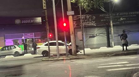 Motorista avança sinal e causa acidente na avenida JK em São José dos Campos