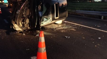 Equipes de resgate atendem vítimas após tombamento de veículo