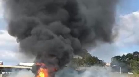 Carreta tombada interdita acesso entre rodovias em Jacareí neste sábado (25)