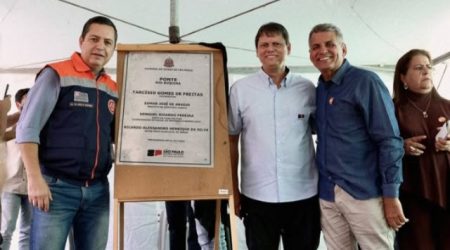 Tarcísio de Freitas durante evento de entrega de obra na área da saúde