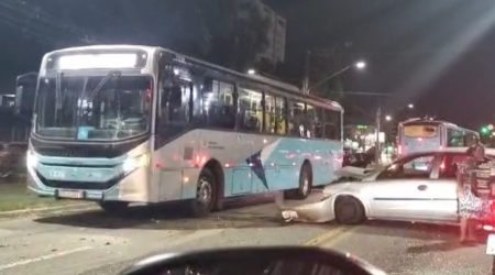 Acidente com 5 veículos deixa quatro feridos leves no Parque Industrial, em São José dos Campos