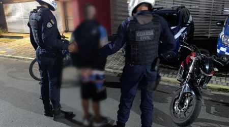 Equipe da GCM recupera motocicleta roubada e apreende arma após abordagem