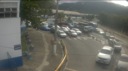 Motoristas enfrentam até 3 horas de espera na travessia entre São Sebastião e Ilhabela