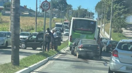 Acidente envolvendo ônibus e três carros causou lentidão na avenida Pedro Friggi, na região do Vista Verde