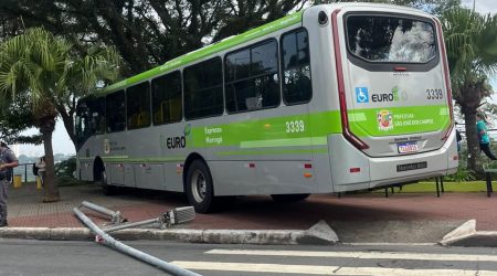 Ônibus invade calçada após bater em poste na avenida São José