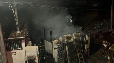 Bombeiros combateram incêndio em residência de madeira na noite deste sábado, em Caraguatatuba