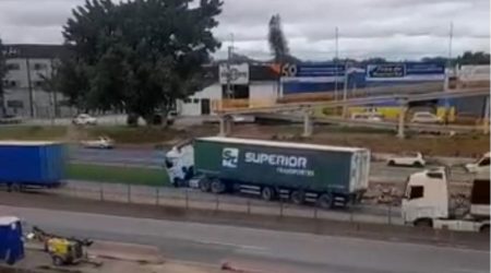 Carreta perdeu o controle e atingiu guard rail da Via Dutra, em São José dos Campos.