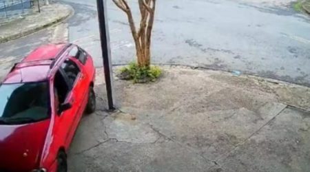 Homem foi preso após invadir casa da ex-namorada e bater carro durante fuga