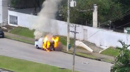 Kombi pega fogo