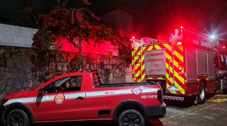 Bombeiros controlaram incêndio em prédio da Secretaria do Meio Ambiente de Caraguatatuba
