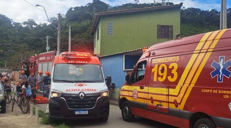 Mulher de 43 anos foi resgatada pelos Bombeiros após cair da sacada