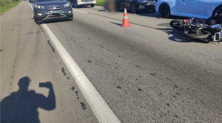 Engavetamento com motos deixa dois feridos graves na Via Dutra, em São José