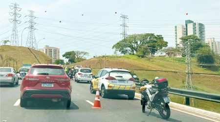 Acidente no Anel Viário deixa mulher ferida em São José