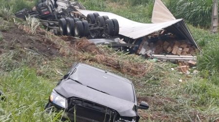 Carreta e carro colidem e deixam dois feridos na Via Dutra, em Jacareí