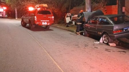Carro bate em poste e deixa casal de turistas ferido no sul de Ilhabela