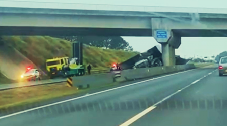 Motorista morre após colisão em pilar de viaduto na Tamoios em São José dos Campos