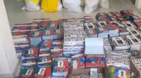 Operação contra pirataria apreende 85 mil álbuns e figurinhas falsas da Copa em SP