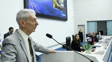 Pesquisador aposentado do INPE e defensor do Esplanada, francês Gerald Banon recebe título de Cidadão Joseense