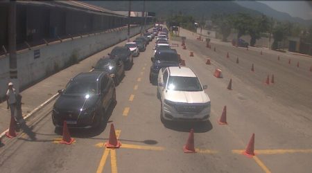 Balsa Ilhabela fila chega a 1h30 neste domingo; rodovias do Litoral Norte têm tráfego intenso e pontos de lentidão.