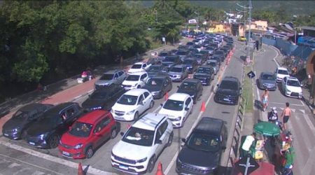 Caos na fila da balsa em Ilhabela: 4 horas de fila sob calor de 30º C