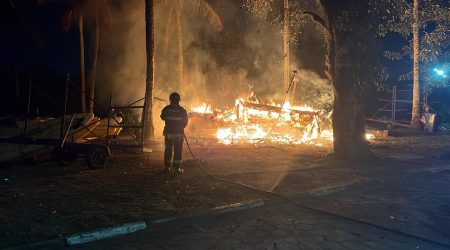 Incêndio destrói embarcação durante a madrugada no Camaroeiro, em Caraguatatuba