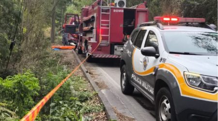 Motociclista de 41 anos morre ao cair em ribanceira na Rio-Santos, em São Sebastião
