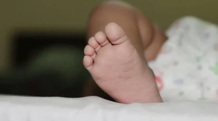 Justiça de SP condena mãe à pena de 10 anos por tortura contra bebê de 20 dias e determina perda do poder familiar