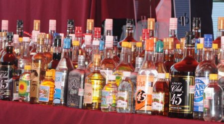 Fiscalização contra bebidas adulteradas em bares e mercados tem reforço do Procon