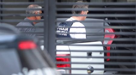 Bolsonaro deixa hospital e inicia prisão domiciliar em Brasília após internação