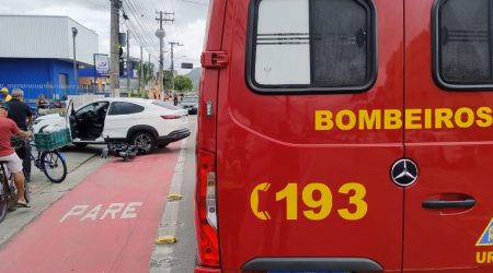 Corpo de Bombeiros atende acidente entre carro e ciclomotor no bairro Sumaré, em Caraguatatuba.