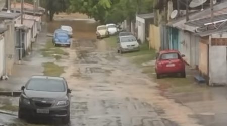 Rio Buquira transborda e alaga ruas na zona norte de São José dos Campos