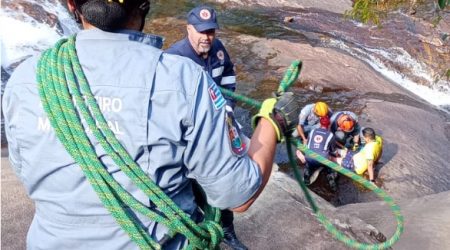 Queda na cachoeira do Prumirim deixa homem de 39 anos ferido em Ubatuba