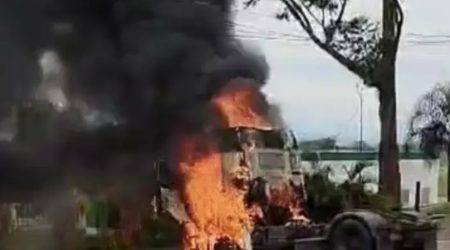 Incêndio em caminhão é controlado por Bombeiros no Santa Inês 2