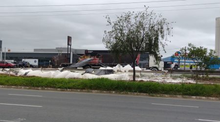 Caminhão carregado de farinha tomba na Via Dutra em São José dos Campos