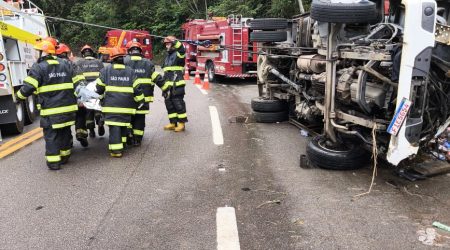 Caminhão de bebidas tomba e motorista morre na Rio-Santos, em São Sebastião