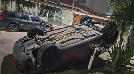 Veículo capota após bater em carro parado no Jardim das Indústrias na madrugada