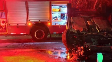 Capotamento na Rio-Santos deixa duas pessoas feridas em Caraguatatuba