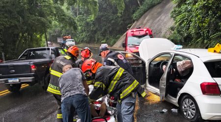 Caminhão tomba na Rio-Santos e atinge carro em curva em Caraguatatuba
