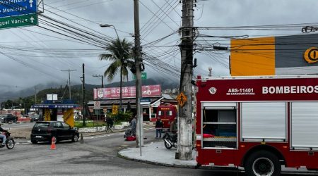 Acidente entre carro e moto deixa jovem de 19 anos ferido em Caraguatatuba