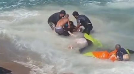 Mulher é resgatada após queda de parapente no mar em Caraguá; pescador que tentou ajudar também caiu