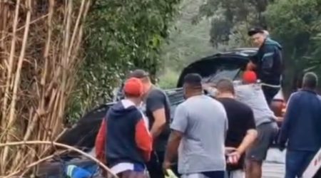 Carro cai de ponte e quase causa tragédia em São José dos Campos