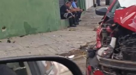 Duas jovens ficam feridas em acidente entre carro e ônibus na zona sul de SJC