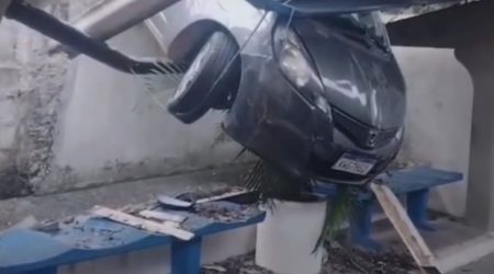 Carro cai sobre telhado de centro de saúde!