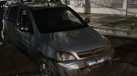 Carro cai em buraco reaberto no Jardim Imperial em São José dos Campos