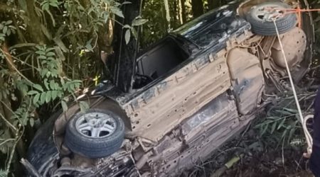 Motorista fica ferido após carro tombar em ribanceira na estrada do Pouso Alto, no alto da Serra do Mar